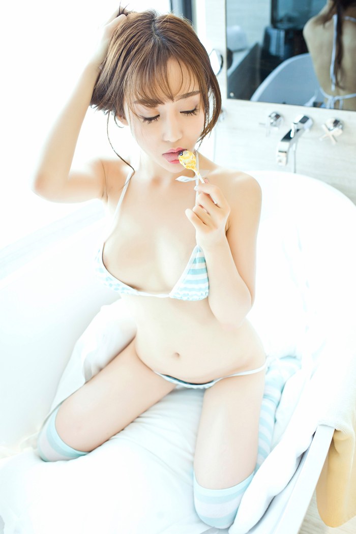 性感美女顾灿三点式内衣美乳诱人