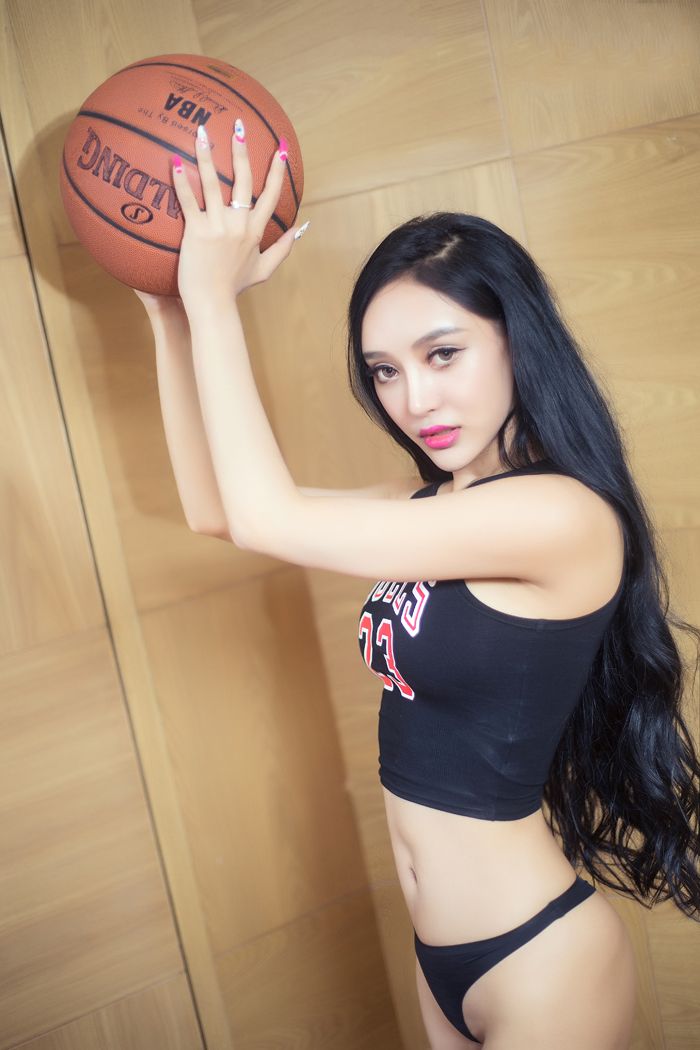 宅男女神洛可可湿身诱惑胸器诱人