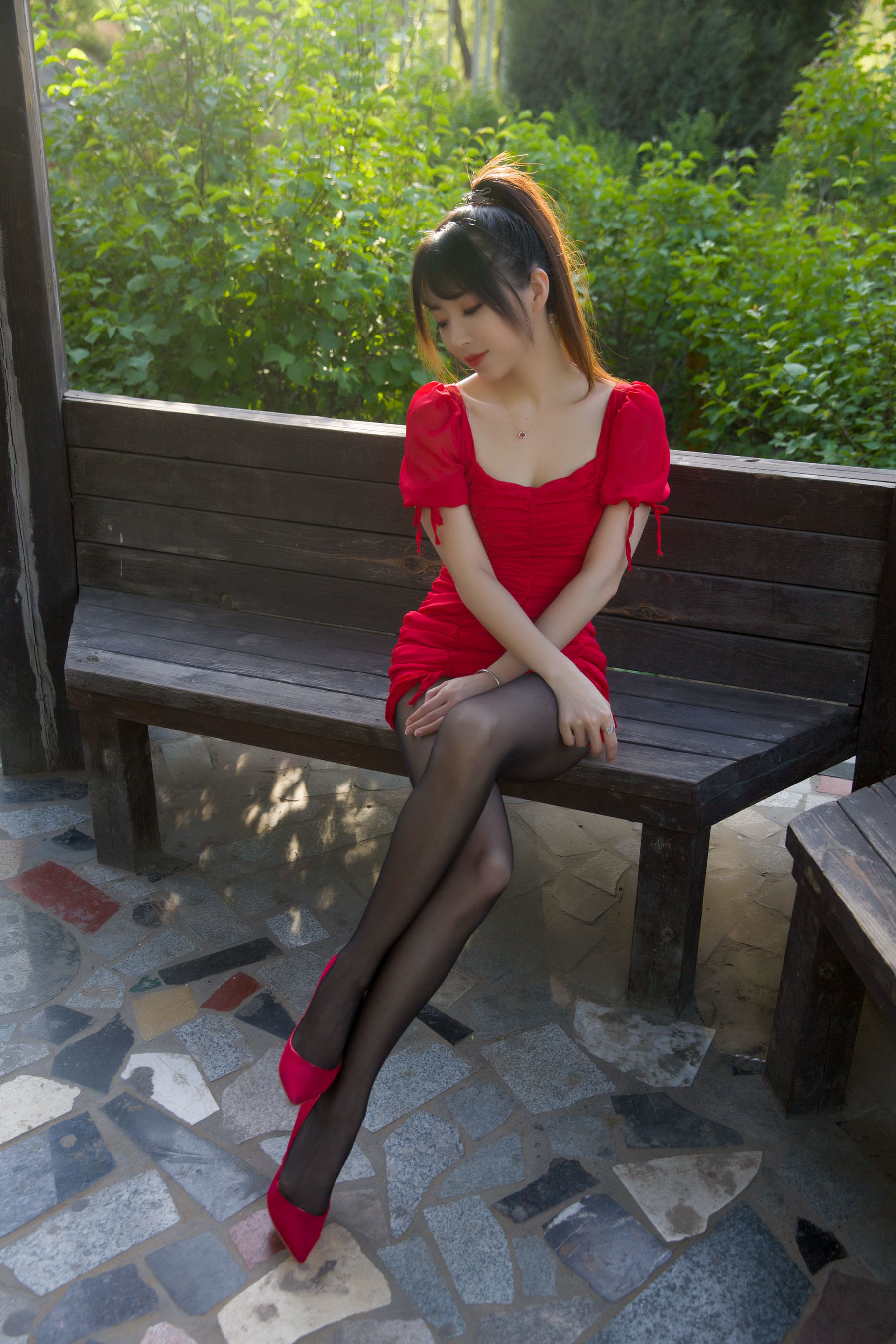 [COSPLAY]小女巫露娜 – 户外小红裙
